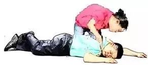 4岁女童掉进泥水坑4分钟后才被家长发现，溺水急救该怎么做？