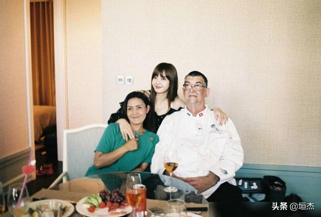 lisa可爱到爆炸的爸爸,lisa为大白爸爸庆生