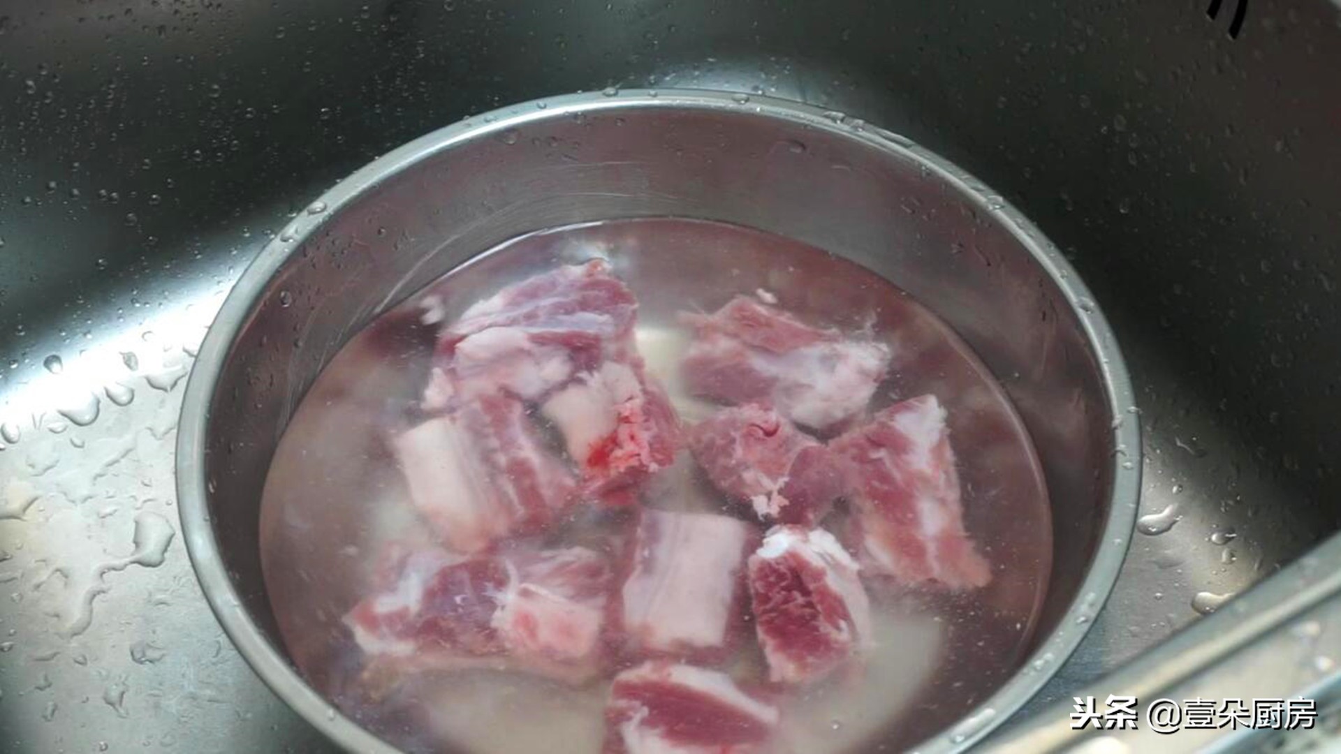 怎样用电饭锅不加一滴水炖排骨,如何用电饭煲做排骨好吃