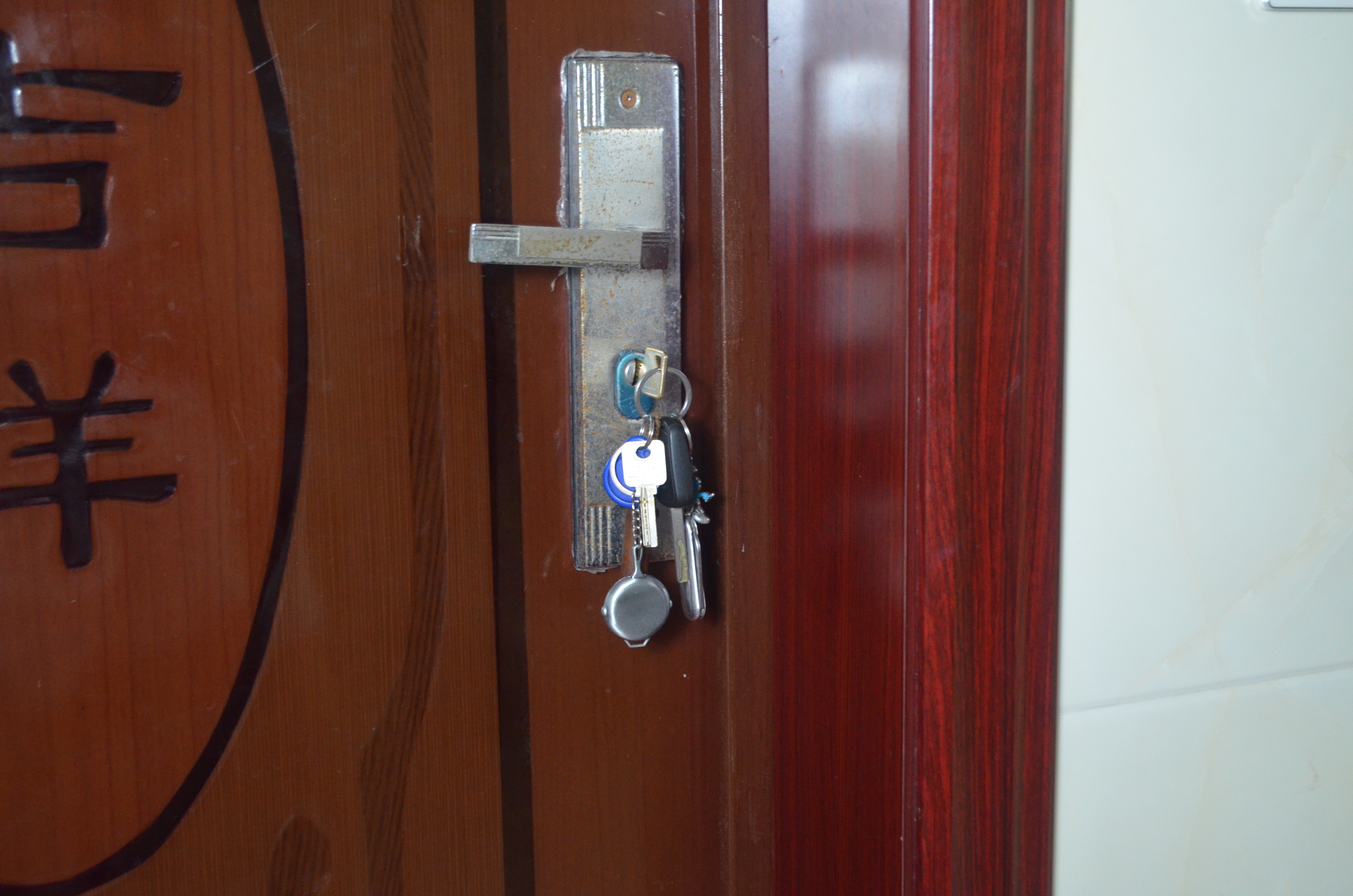 在门里插把钥匙关键时候能救命,睡觉前记得在门上插一把钥匙