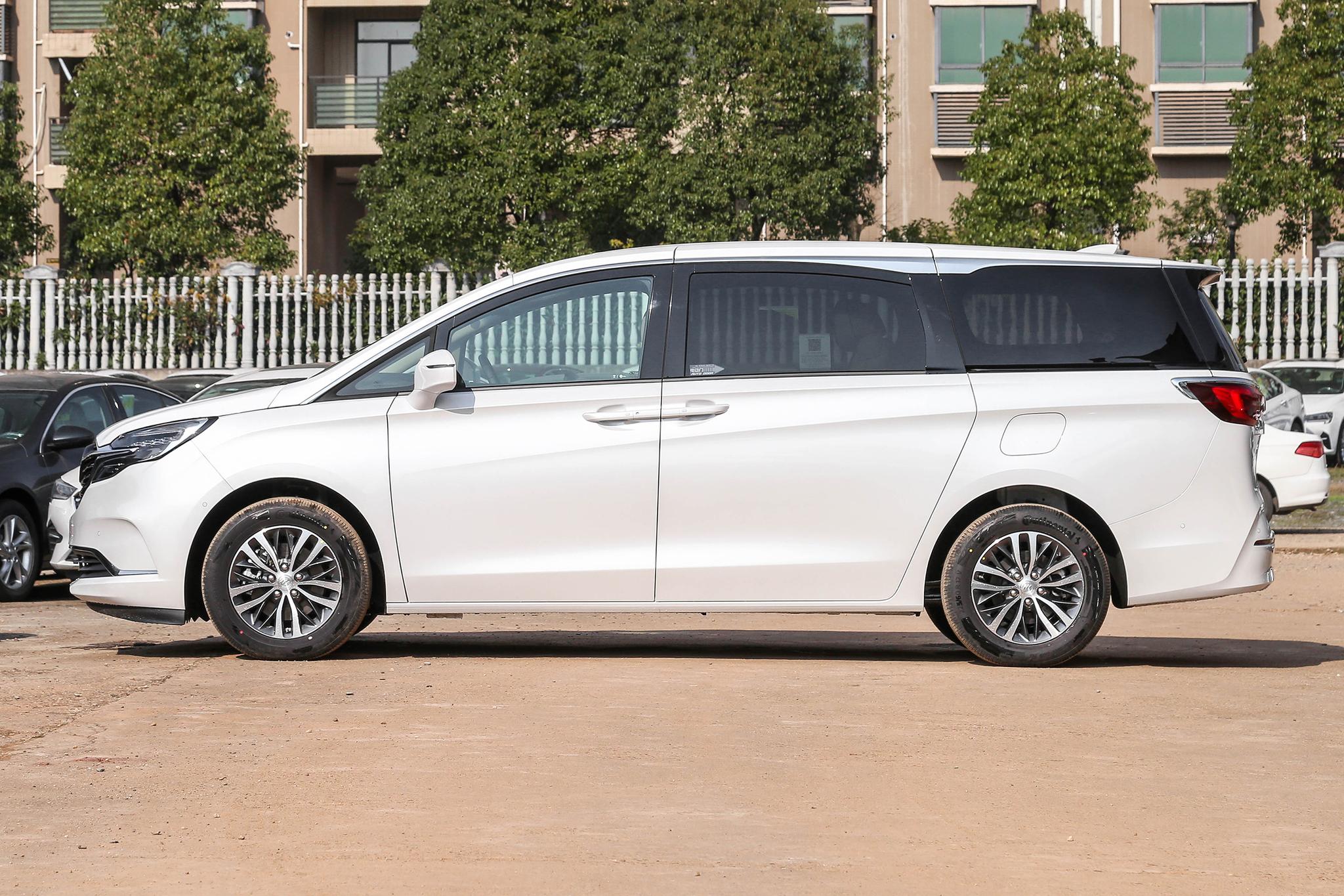 别克gl82022款es陆尊改装,别克gl8es陆尊653t豪华版