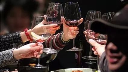 哪个品种的葡萄酿的酒好喝,葡萄酒加什么好喝