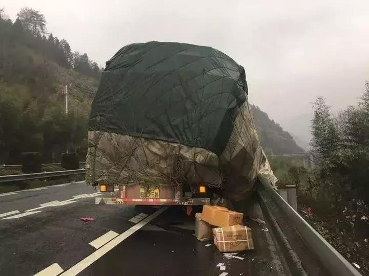 高速路上女子抱头痛哭,高速上女人抱头痛哭