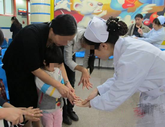 3岁女儿模仿爸爸“掏裤裆”，妈妈只乐不制止，几天后着急送医