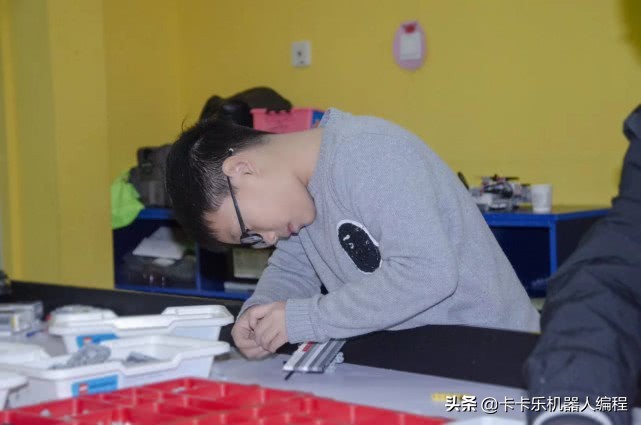 小朋友乐高机器人编程活动,小孩乐高课程和机器人编程