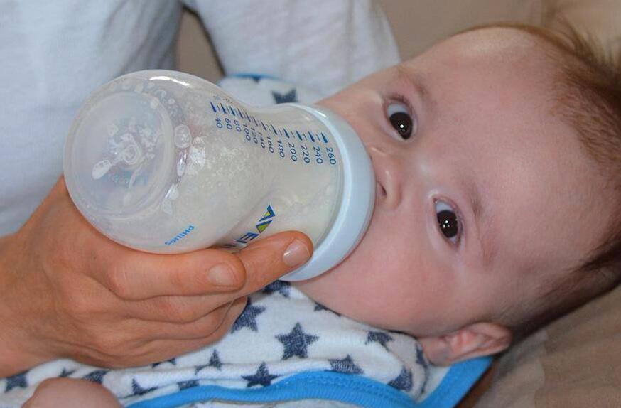 宝宝冲奶粉过程完整版,如何冲奶婴儿才不会胀气