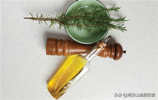 迷迭香精油的功效与作用及怎么使用,迷迭香精油的功效与作用图片