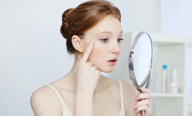 眼袋下垂别总打玻尿酸,学会这2个方法,助你打造紧致双眸