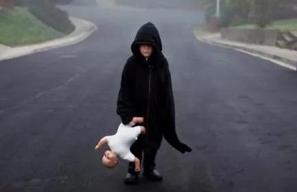 铁笼里的自闭症儿童,铁笼里的生活