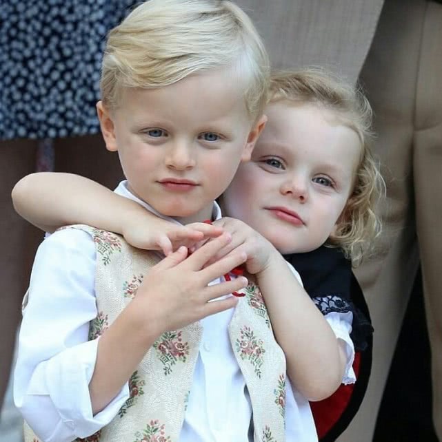 4岁摩纳哥龙凤胎开学,呆萌似洋娃娃,61岁国王父亲欣慰不已