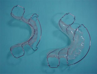 正畸保持器有点裂缝要更换吗,成人正畸后佩戴哪种保持器更合适