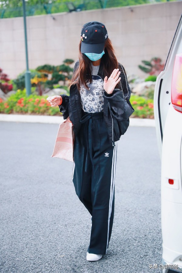 杨颖罕见穿时尚出镜太迷人,杨颖机场同款包