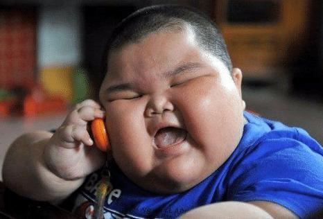 小男孩暴饮暴食变成300斤的大胖子,男童6岁就开始长胖了怎么处理