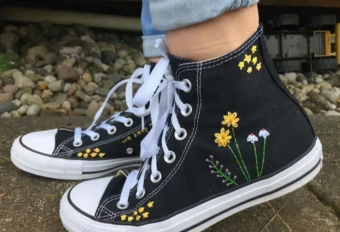 穿腻了小白鞋可以这样来改造,教你把小白鞋变潮流