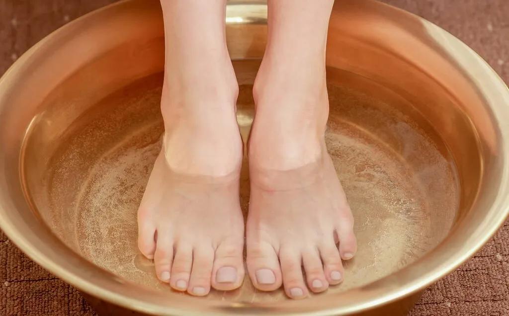 脚底长了鸡眼该怎么正确处理,脚底长鸡眼太深怎么挖出来