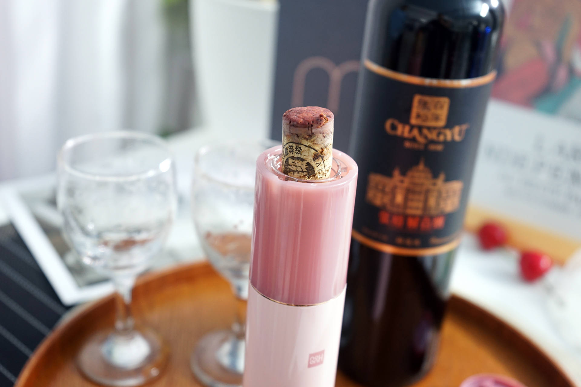 红酒自动开瓶器演示,开红酒神器开瓶器