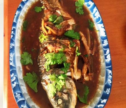 炖鱼时放点什么才能没有腥味呢,炖鱼需要放什么材料好吃不腥