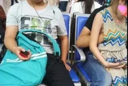 爸爸舌吻女儿,共同洗澡,还说:女儿的身体就是我的身体?!