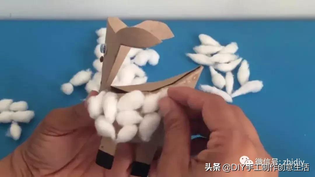 用白纸做个可爱的咩咩羊,用纸折一个可爱的小山羊