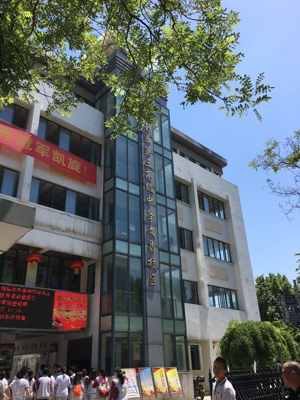 一路之隔房价相差8万多,一路之隔的房价相差几十万