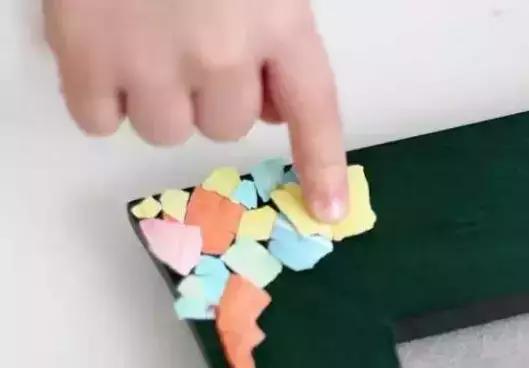 鸡蛋壳手工作品创意幼儿园,碎鸡蛋壳手工粘贴画动物图案