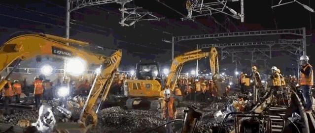 9个小时建一座火车站：吓懵老外的“中国速度”，却把我看哭了