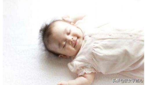 宝宝睡觉咧嘴笑为什么,宝宝睡觉时微笑是在做梦吗