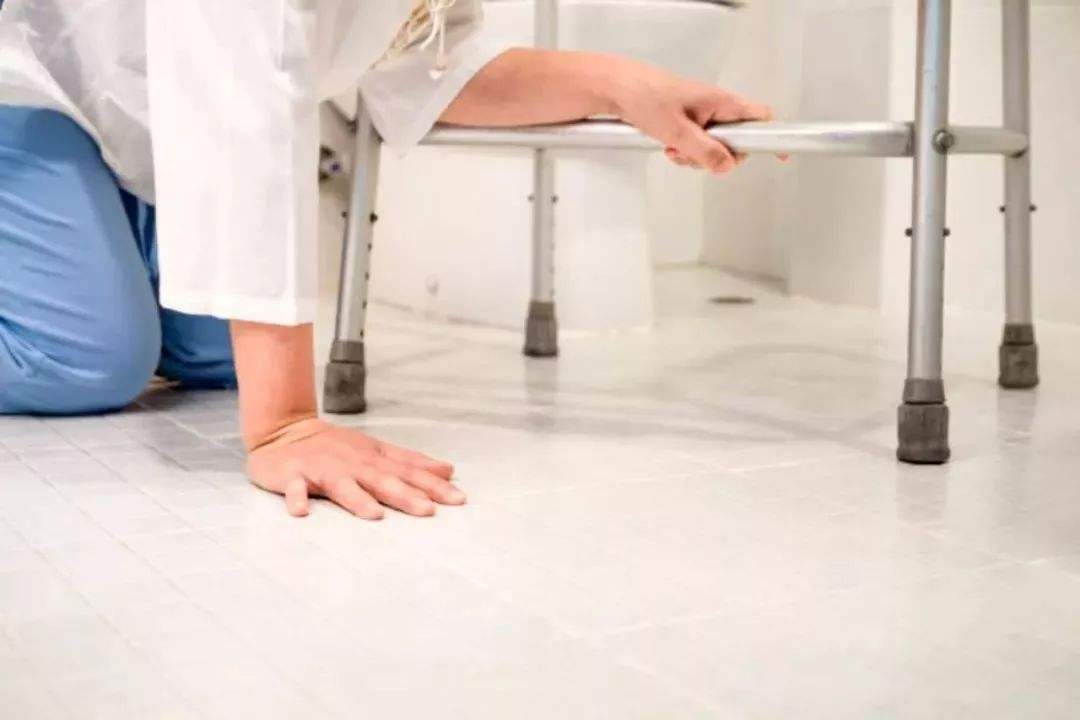 孕妇被熊孩子踢到肚子流产了,熊孩子压在孕妇妈妈肚子导致流产