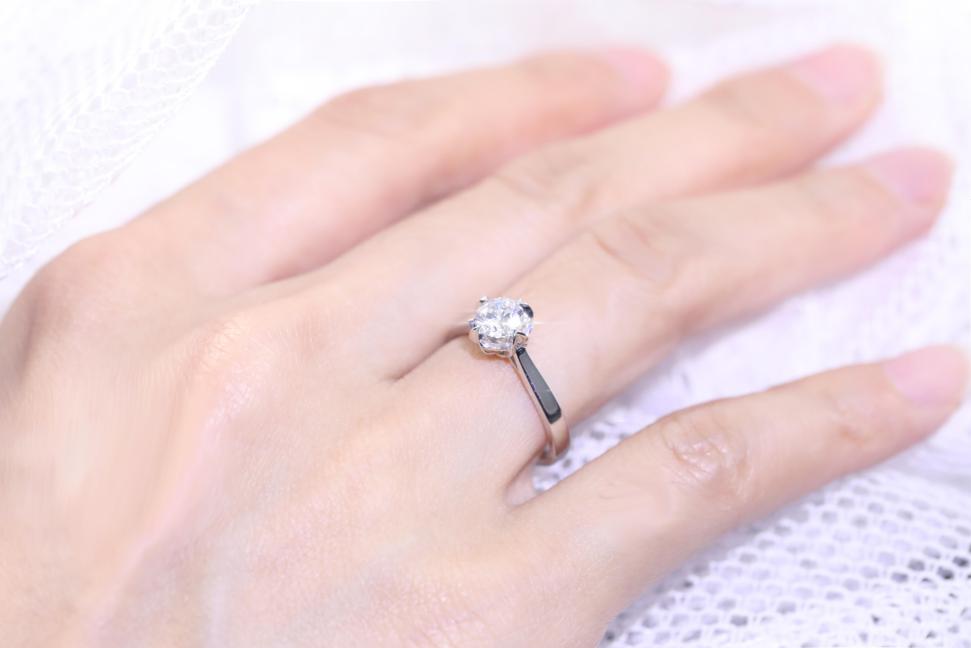 一般钻戒都用什么材质戒托,钻戒戒托选铂金好还是18k金好