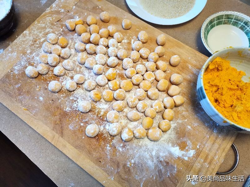 做芝麻丸子的过程中蜂蜜要加热吗,干炸丸子放熟芝麻还是生芝麻