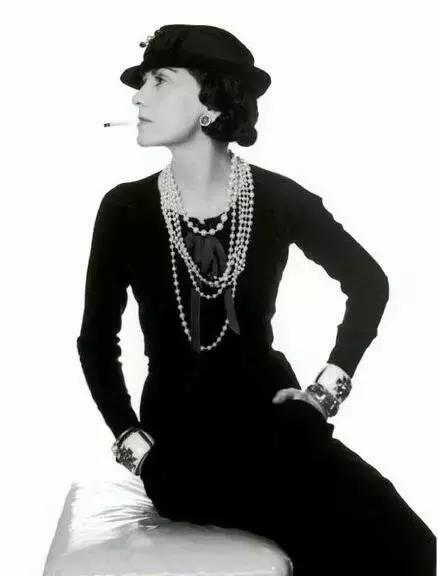 女人爱穿袜子是什么心理,女人爱穿的袜子