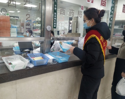 青春暖心防疫情尊老爱幼学雷锋—沈阳市第七人民医院青年志愿者为患者提供药品代购代邮服务