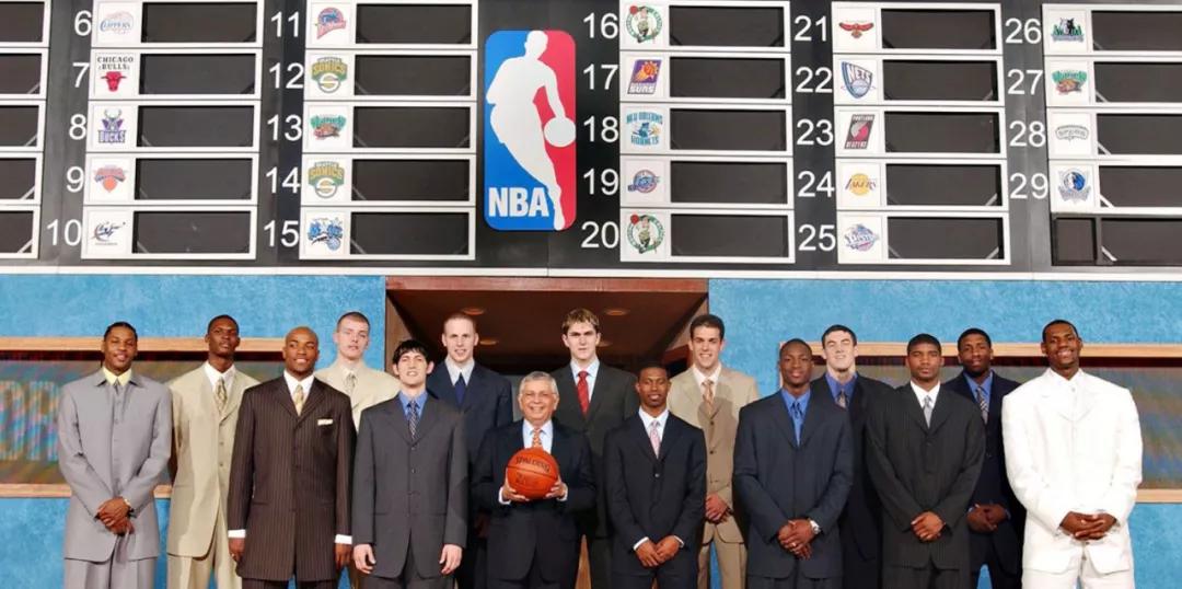 达科米利西奇隔扣安东尼,被安东尼过掉的后卫成为英超笑话