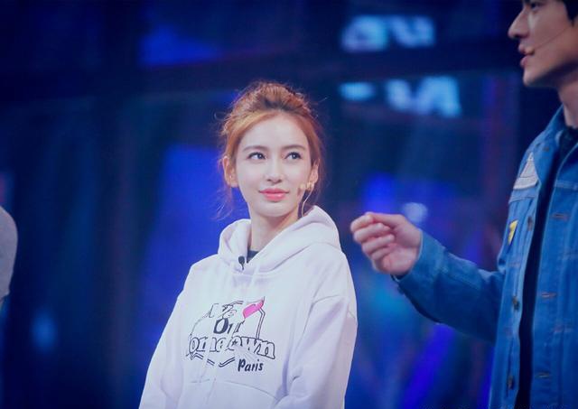 这件卫衣让你整个冬季走路带风，杨超越、宋祖儿都被种草了