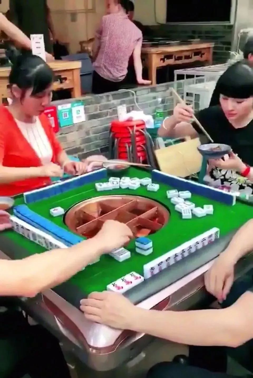 广东赌神、四川雀圣,中国人打麻将到底有多野