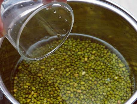 煮绿豆汤怎样不会溢锅,煮绿豆汤用铁锅怎么能不红