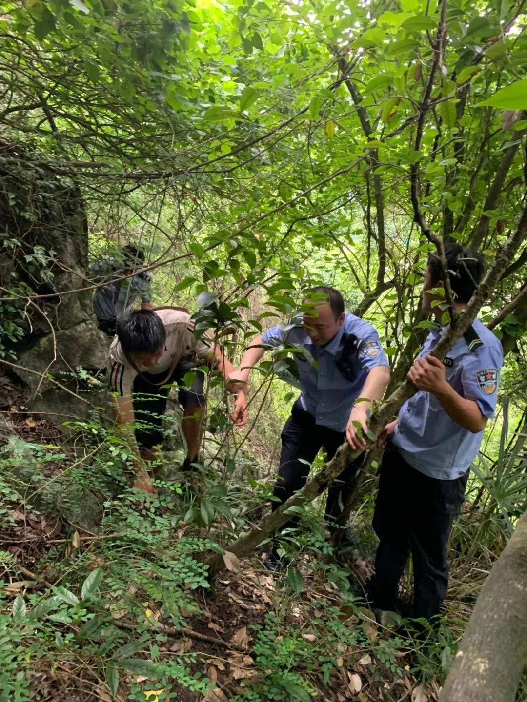 驴友身陷某景点30余人出动救援,驴友因野游被困
