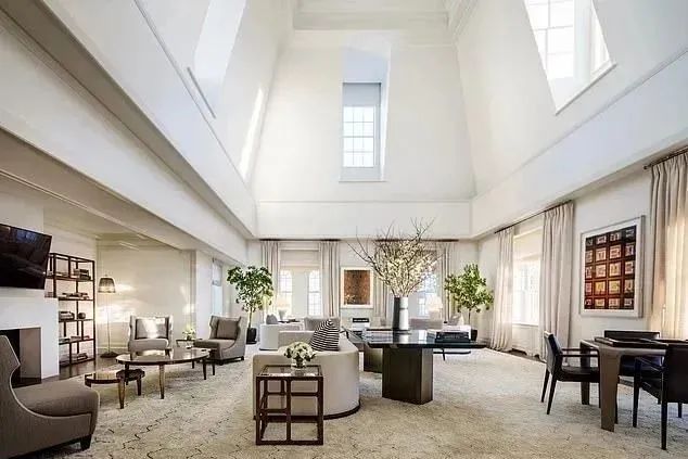 梅根退出王室后首次公开露面,梅根哭诉退出王室背后压力