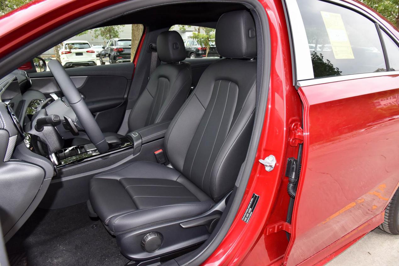 奔驰a级车评,奔驰a级空间大小测试