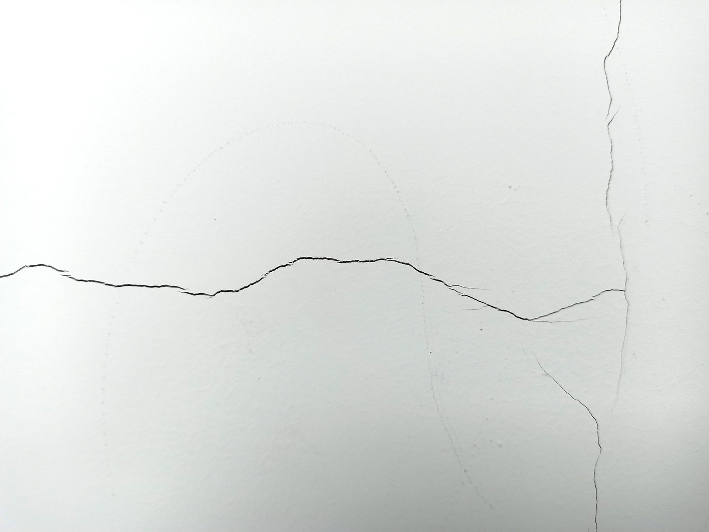 自建房承重梁下砌墙怎么做不裂缝,入住后墙体空鼓了怎么办