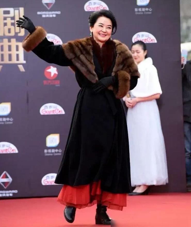 中年微胖女人怎么穿“皮草”？看64岁胡慧中，显瘦不说还高贵
