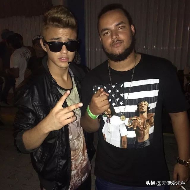 57岁阿汤哥比24岁黑人养子年轻太多！星二代是光环还是诅咒？