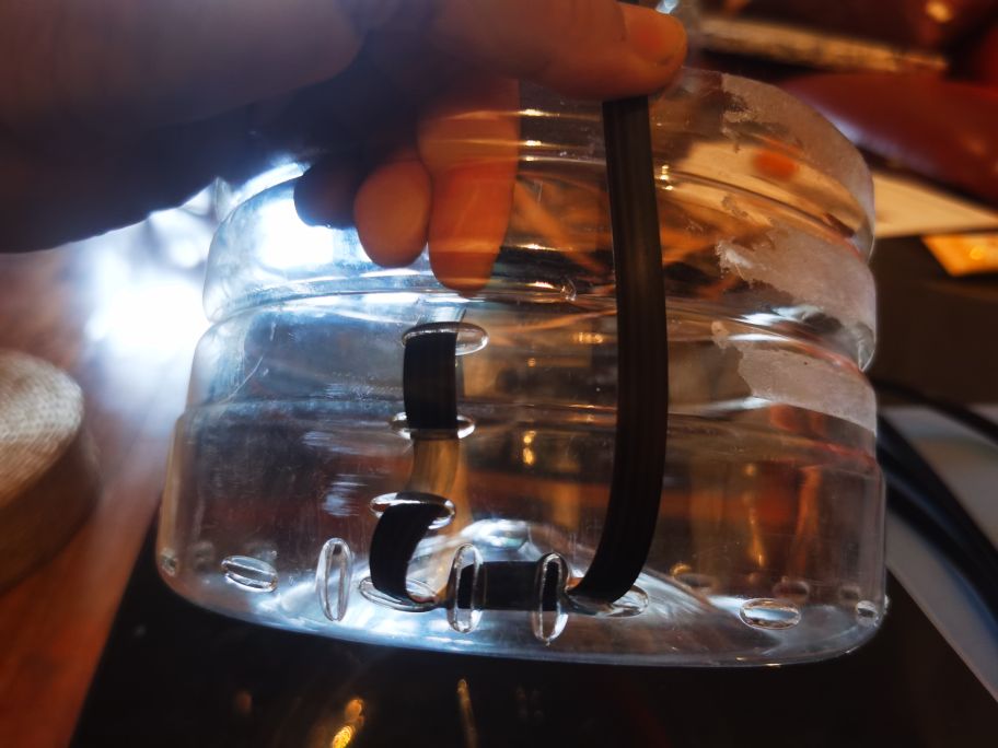 废旧塑料瓶做花盆过程,废旧塑料瓶制作花盆的视频