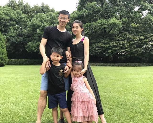 男足漂亮妻子,男足太太团十大美人