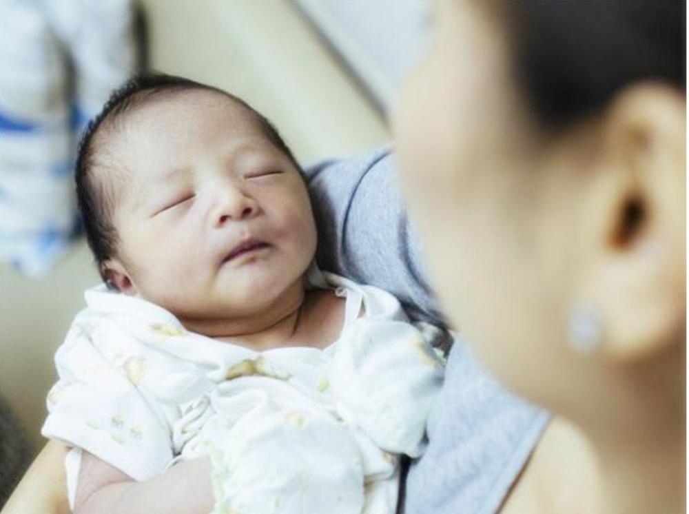 为啥宝宝会吃母乳就睡,放下来一会儿就醒?宝宝的需求妈妈要了解