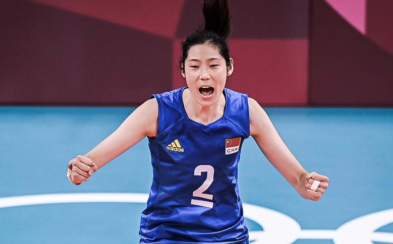 朱婷比赛中搂抱鼓励李盈莹,朱婷手腕康复在望状态将重返巅峰