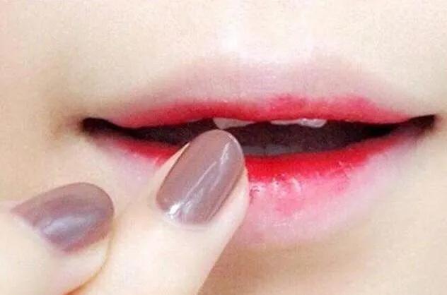 嘴唇怎么画口红才好看化妆师,女人再懒也要学会画眉