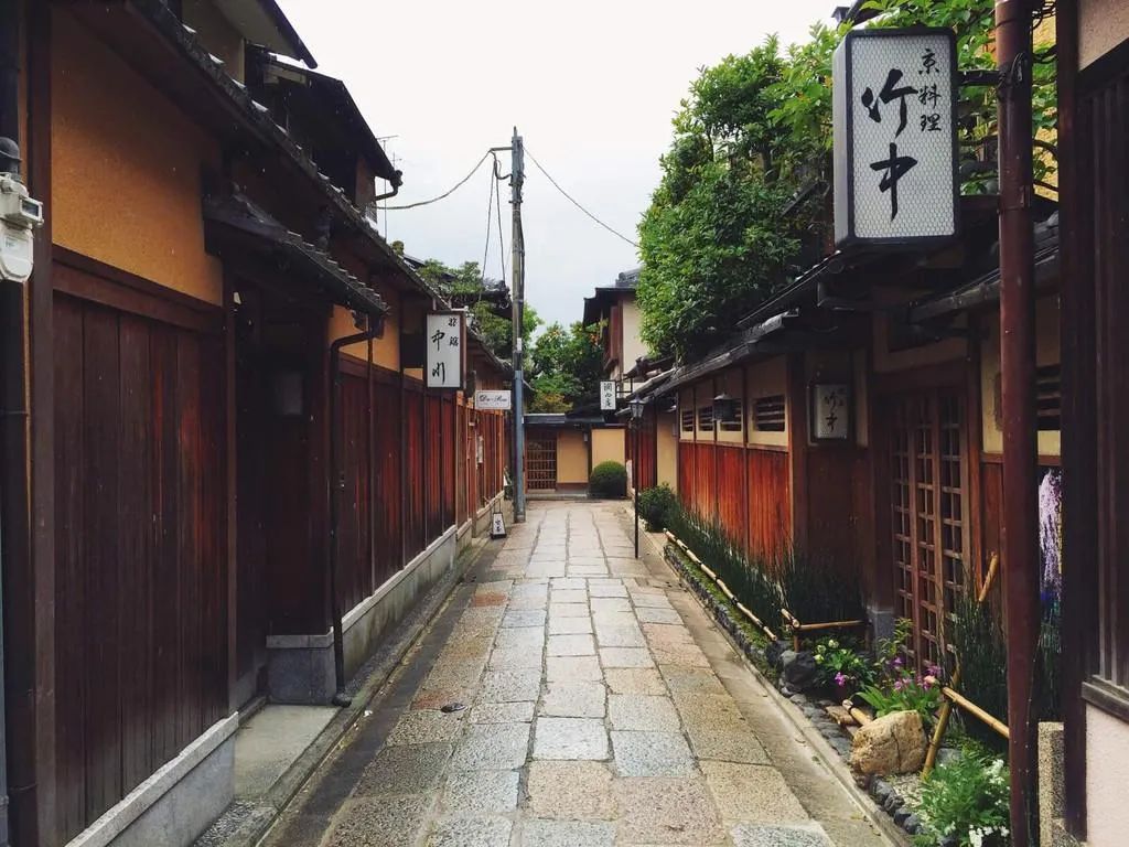 日本著名设计师三宅一生代表作,日本服装设计师三宅一生