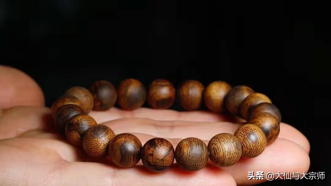 1串43克的绿奇楠手串目前价位多少,100元左右的奇楠手串是真的吗