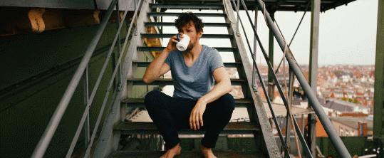 上来就一丝不挂，这部沙雕片儿让人笑出腹肌